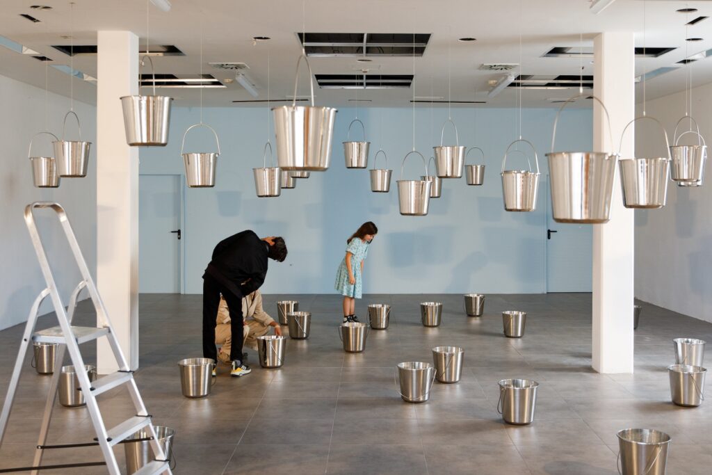 Rivane Neuenschwander, Chove Chuva, 2002, © Max Kropitz