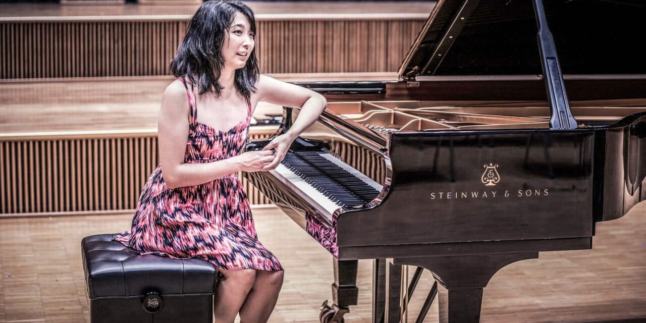 Staatstheater Kassel: Sinfoniekonzert mit der Pianistin Claire Huangci - Archiviert