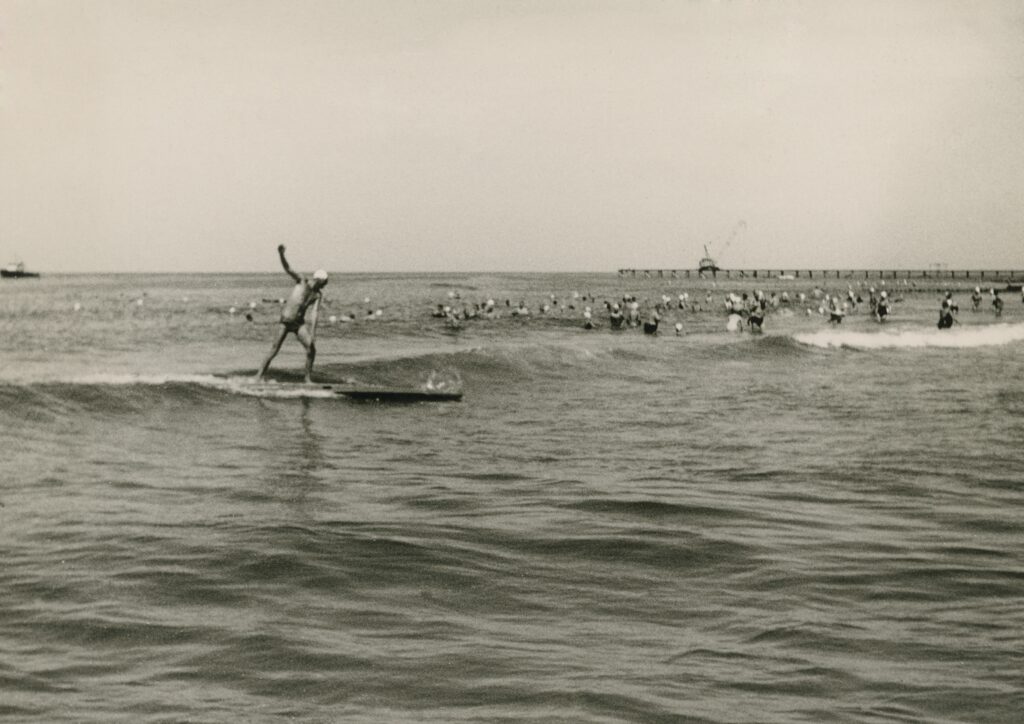 Vorreiter der Wellen: Mit seinem über drei Meter langen Rettungsbrett surfte Uwe Drath 1952 die ersten Wellen vor Sylt. © Archiv Drath