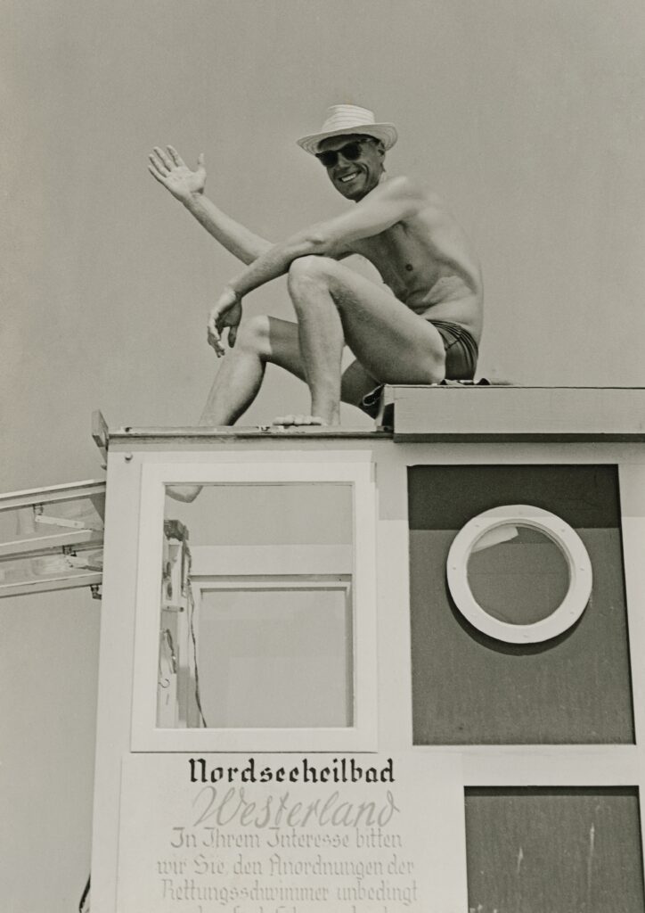Arbeitsplatz mit Aussicht: Uwe Drath arbeitete von 1950 bis 1990 am Strand, zunächst als Rettungsschwimmer, später als Badebetriebsleiter. © Archiv Drath