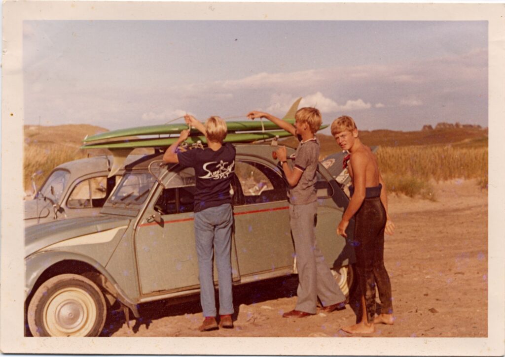 In den 1970ern wurden die Boards kürzer und die Jungsurfer um Jürgen Hönscheid mobiler. © Archiv Hönscheid
