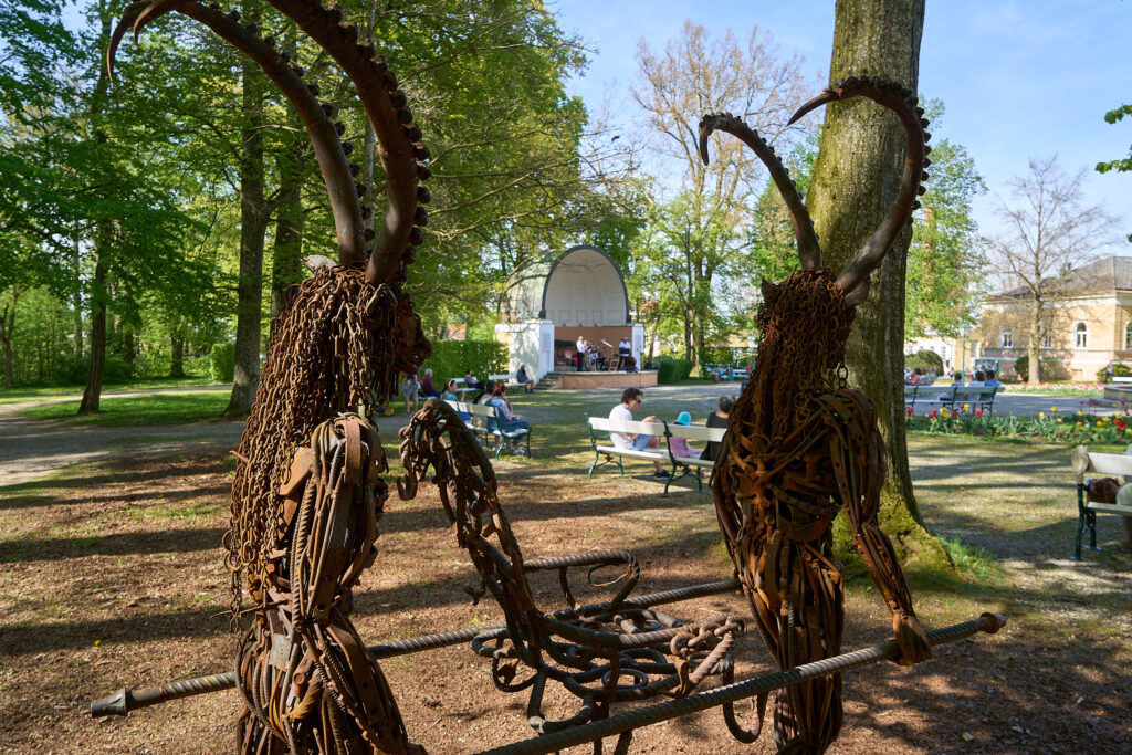 Schmiedeausstellung im Kurpark „verspielt” © Holnsteiner
