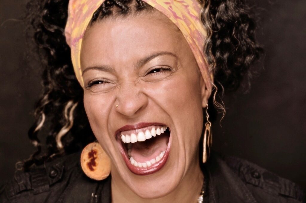 Siyou Isabelle Ngnoubamdjum als Deloris Foto: Peter Musebrink