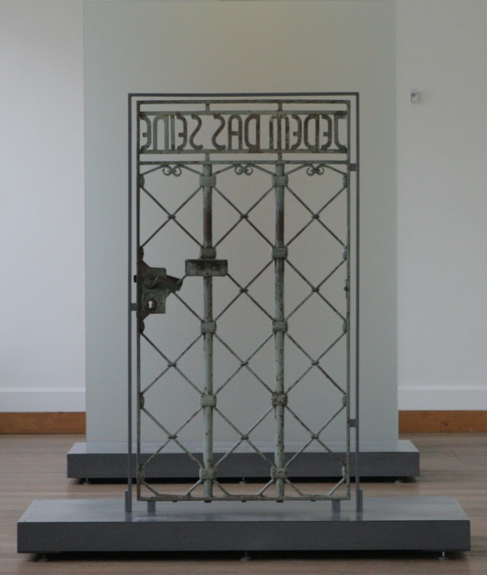 Franz Ehrlich: Gestaltung des Schriftzugs im Tor des Konzentrationslagers Buchenwald, 1938, Stiftung Gedenkstätten Buchenwald und Mittelbau-Dora, Stiftung Bauhaus Dessau / © (Franz Ehrlich) Erbengemeinschaft nach Franz Ehrlich