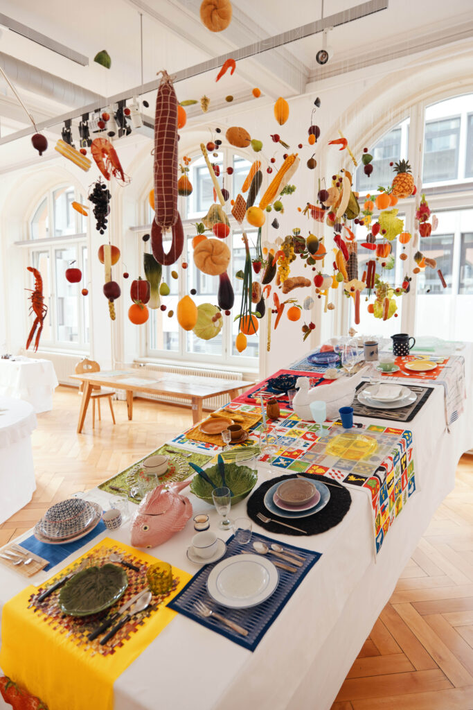 Table Company. Installation Jana Besimo, Valerie Meta Eherenbold, Lisa Schöpflin, „All You canNOT Eat. Fake Food auf Stoff/ All You canNOT Eat. Fake Food on Fabric”, Texilmuseum St.Gallen,Foto: Laurids Jensen