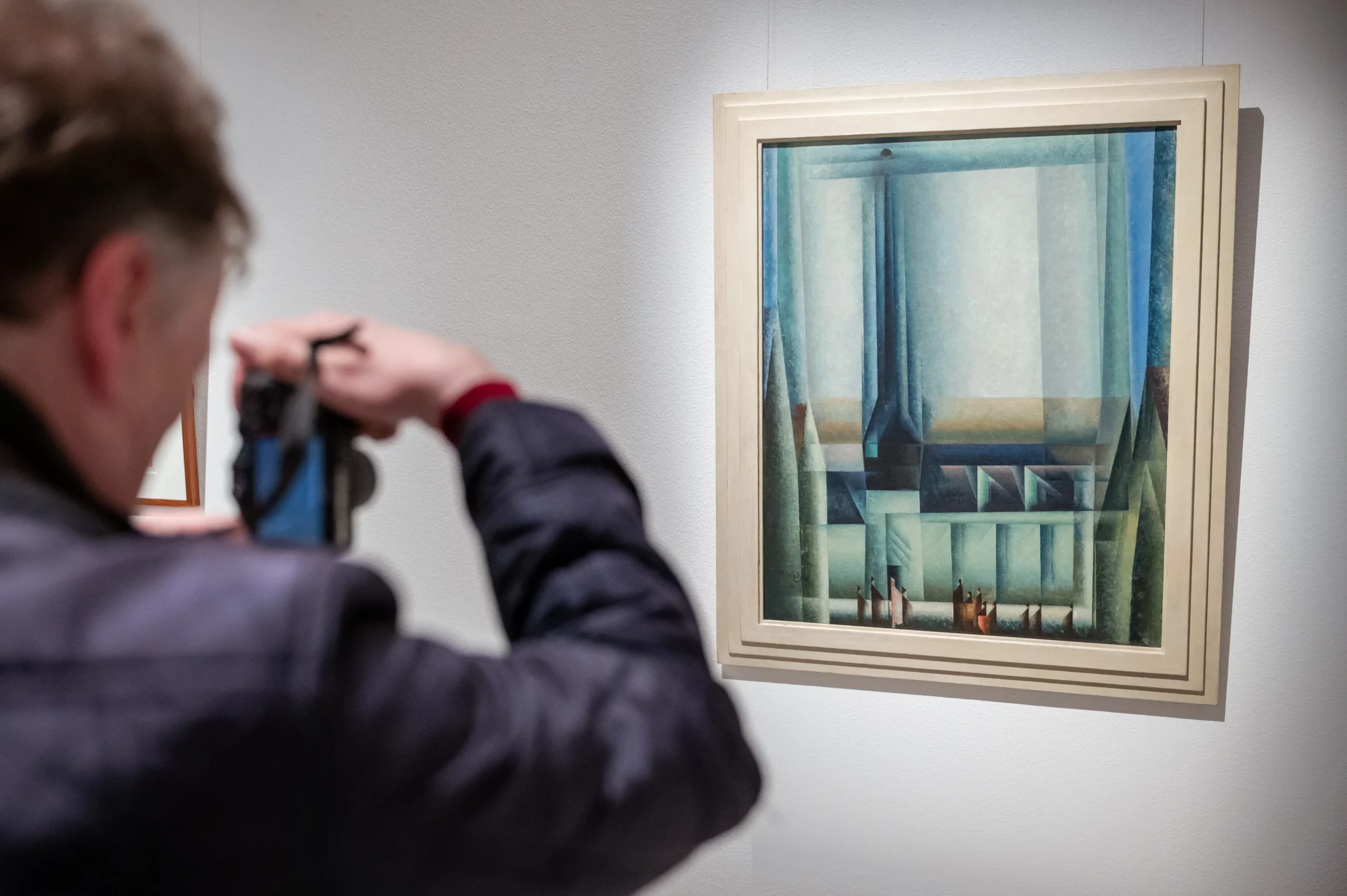 Gelmeroda VIII (1921) von Lyonel Feininger in der Sonderausstellung „Bauhaus und Nationalsozialismus“ im Bauhaus-Museum Weimar, Foto: Thomas Müller, Whitney Museum of American Art, New York, Purchase © VG Bild-Kunst, Bonn 2024