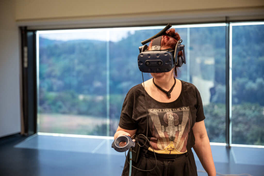 Besucherinnen und Besucher können mithilfe von VR-Brille und Controllern die Welt der Himmelsscheibe von Nebra in einer 3D-Umgebung mit 360- Grad-Rundumsicht erkunden © Landesamt für Denkmalpflege & Archäologie Sachsen-Anhalt.