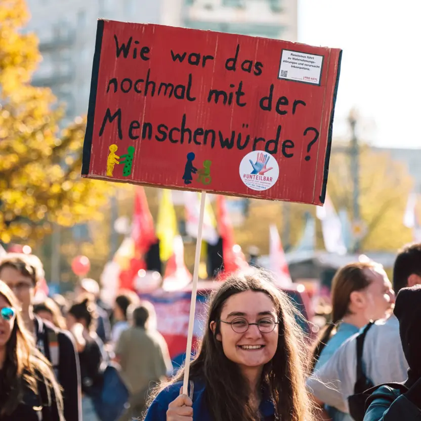 Ausstellung „PROTEST!“: Demo Menschenwürde © Landesmuseum Württemberg