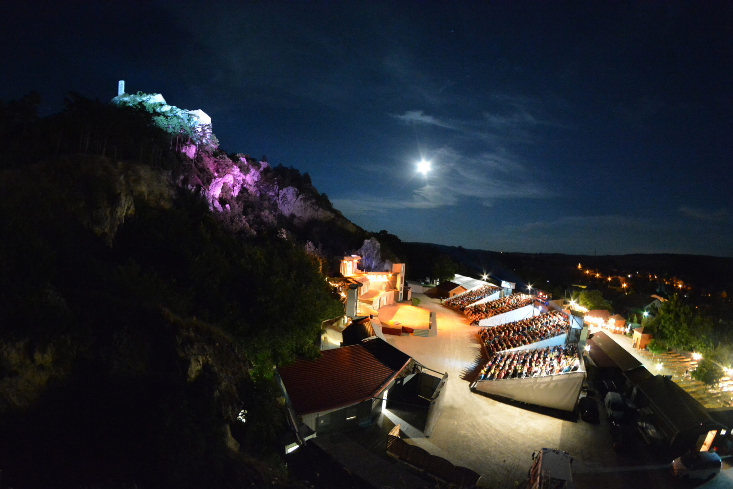 Felsenbühne Staatz bei Vollmond, „Kiss me, kate“, 2015 © Foto Leopold Schuster