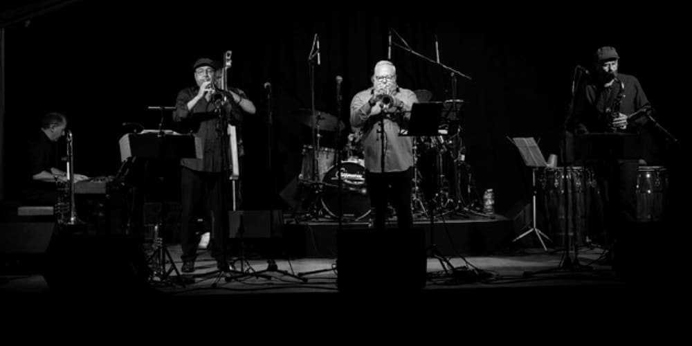 Juan Munguìa: trumpet/flugelhorn, Domenic Landolf: tenor sax, Bernhard Schoch: trumpet/valve trombone, Gregor Müller: piano, Eduardo Penz: bass, Pius Baschnagel: drums, Giorgios Mikirozis: percussion © the bird’s eye jazz club