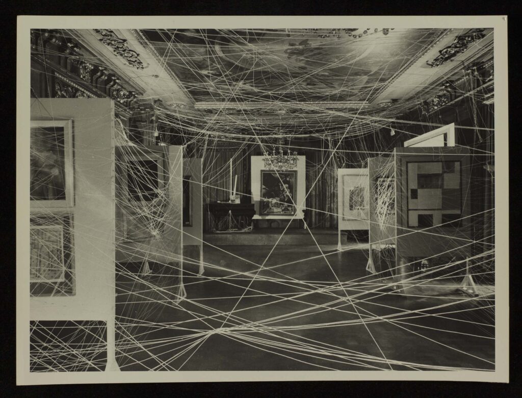 Marcel Duchamp, Exhibition design for First Papers of Surrealism, 1942, Courtesy of the Leo Baeck Institute’s John D. Schiff Collection, Foto John Schiff