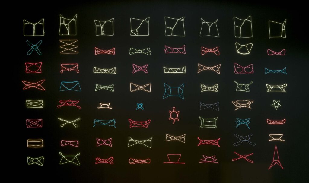 Maureen Lander, String Games (detail, 1998, Seil, Nylon-Angelschnur, fluoreszierendeFarbe, Schnur, Karton, Papier, Leinen, Leim, Video, Fotos, UVLicht, Sammlung des Museums von Neuseeland Te Papa Tongarewa, Foto: Mit freundlicher Genehmigung von Christchurch Art Gallery Te Puna o Waiwhetū