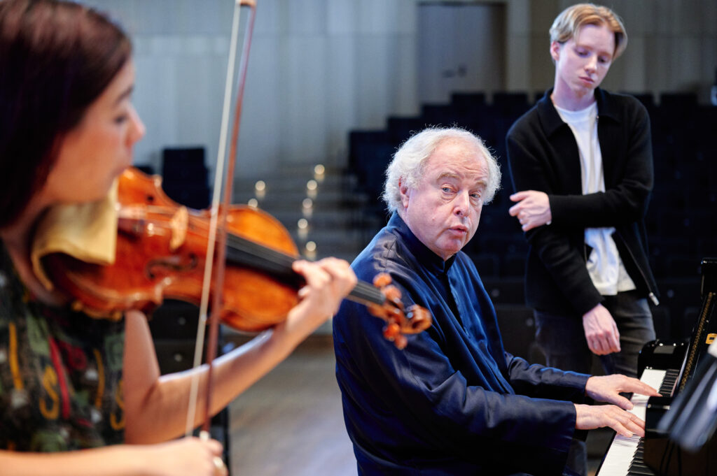 Sir András Schiff mit Studierenden der Kronberg Academy © Andreas Malkmus