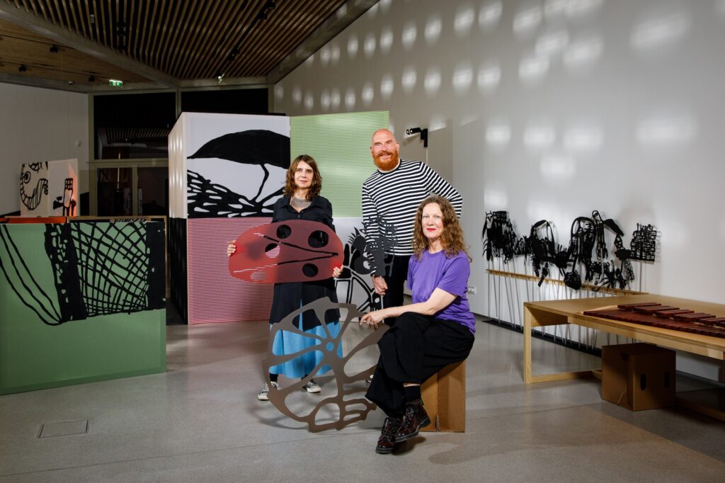 v.l.n.r.: Die Künstlerin der Eröffnungsausstellung Rivane Neuenschwander mit Co-Kurator Andreas Hoffer und Künstlerischer Leiterin sowie Kuratorin Mona Jas © Rivane Neuenschwander