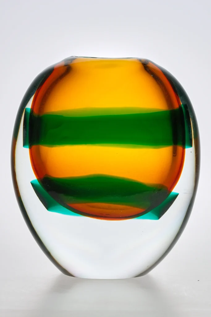 Luciano Gaspari, Vase aus der „Marine“-Serie, Murano, ca. 1965–1980, Gelbes Glas, farblos überfangen, aufgeschmolzene blaue Bänder, erneut farblos überfangen, Boden geschliffen, Schenkung von Helmut Hentrich, Foto: Kunstpalast, Düsseldorf
