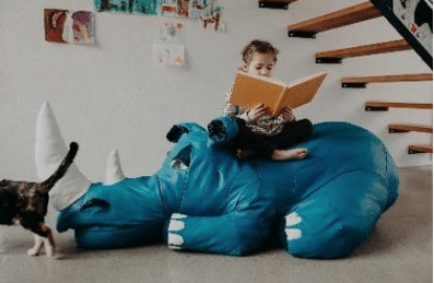 Paula auf „Clara“, dem Nashorn Alexandra Kiesel 2023 Foto: Theresa Lange