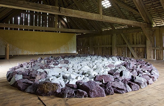 Richard Long, Yellow mud on wall 2008, Richard Long, Cowshed Ellipse 2008, Installationsansicht im Kloster Schönthal; Foto: Judith Schlosse