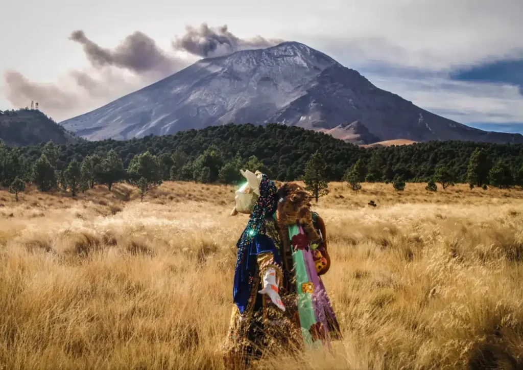 Federico Cuatlacuatl, Xochipitzahuatl-Nova, 2024, 3-Kanal-Videoinstallation (Still), | Foto: © David Morales