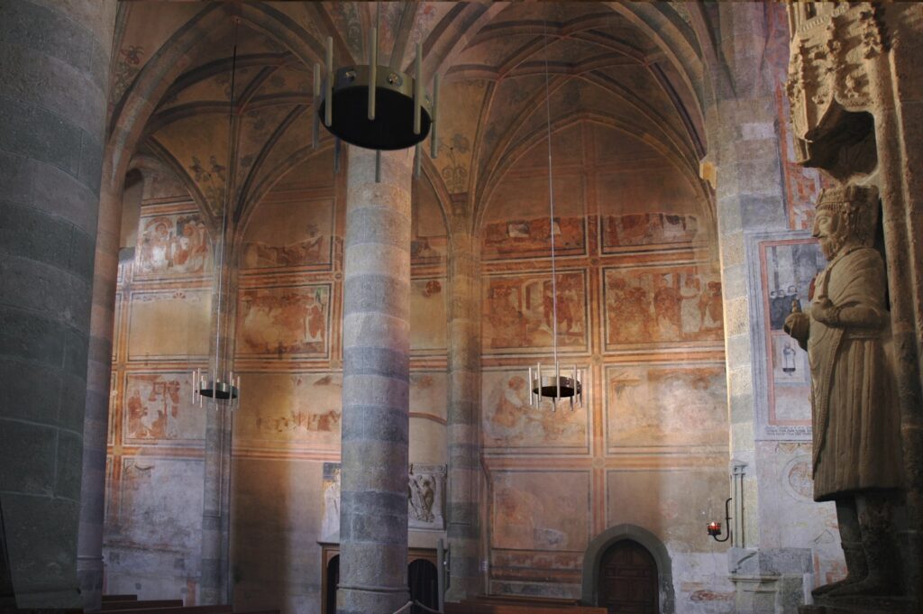 Klosterkirche Müstair, karolingische Fresken und Statue Karls des Grossen © Stiftung Pro Kloster St. Johann in Müstair